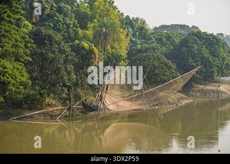 Malerische ländliche Landschaft mit traditionellem chinesischem Netz im Fluss, Sylhet, Bangladesch Stockfoto