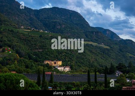 Panoramablick auf die Gärten von Schloss Trauttmansdorff bei Meran in Italien. Stockfoto