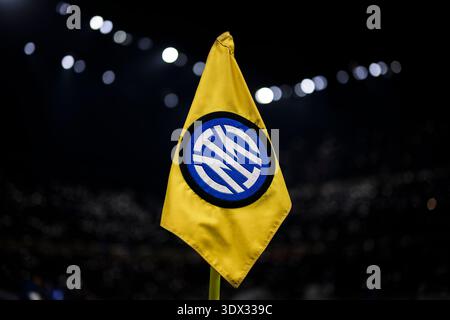 Eine Eckfahne mit dem Logo des FC Internazionale ist vor dem Fußballspiel der Serie A zwischen dem FC Internazionale und Genua CFC zu sehen. Stockfoto