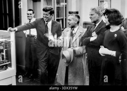 Senator John F. Kennedy, Dr. Alvin Weinburg, Al Gore Sr. Und Jackie Kennedy vom Graphitreaktor Oak Ridge National Lab. Oak Ridge Tennessee 2-24-1959 Stockfoto