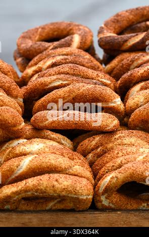 Traditionelles türkisches Weißbrot mit Sesam auf einem Straßenmarkt in der Türkei, vertikales Bild Stockfoto