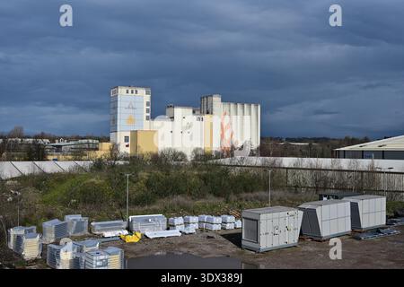 Manchester, UK, 28. Februar 2026: Trafford Park Manchester UK. Industrielandschaft mit Fabrik- und Lagerbereich unter stürmischem Himmel. Stockfoto