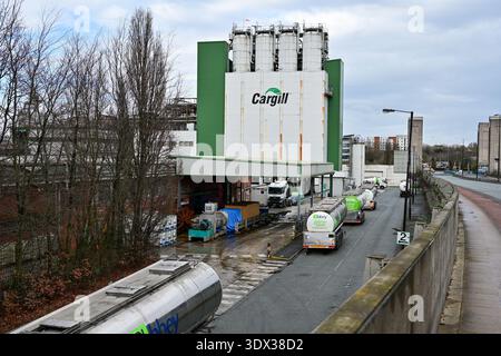 Manchester, Großbritannien, 28. Februar 2026: Cargill Industrial Plant mit Tankern für schwere Nutzfahrzeuge, die vor dem Trafford Park abgestellt werden Manchester UK. Stockfoto