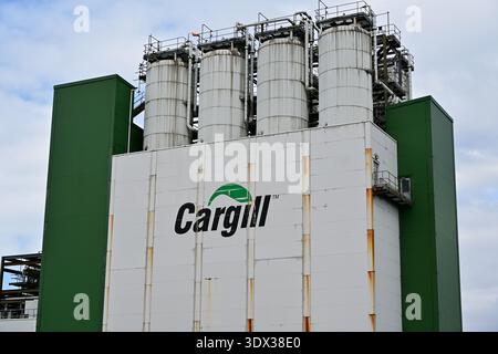 Manchester, UK, 28. Februar 2026: Cargill Trafford Park Manchester UK. Industriesilo-Anlage mit großen Lagertanks unter bewölktem Himmel. Stockfoto