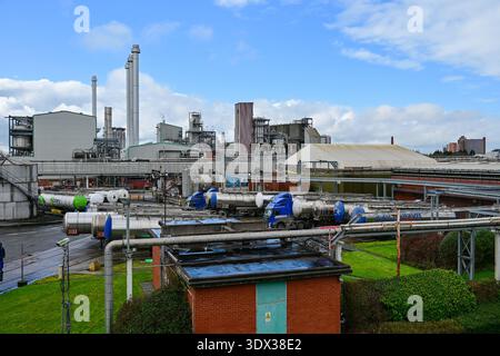 Manchester, Großbritannien, 28. Februar 2026: Trafford Park Manchester Cargill Industrial Facility mit Tanks und Rohren, mit sichtbarer Infrastruktur für die Verarbeitung Stockfoto