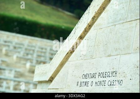 Detail der Inschrift „Cmentarz Poleglych W Bitwie o Monte Cassino“ auf einer Travertinwand, polnischer Kriegsfriedhof, Monte Cassino, Cassino, Latium, Ital Stockfoto