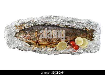 Folie gebackene ganze Lachsforelle isoliert auf weißem Hintergrund Stockfoto