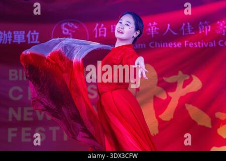 Tausende von Zuschauern treffen sich im Stadtzentrum von Birmingham, um das chinesische Neujahr während eines lebhaften Outdoor-Festivals mit traditionellen Auftritten zu feiern..... Stockfoto