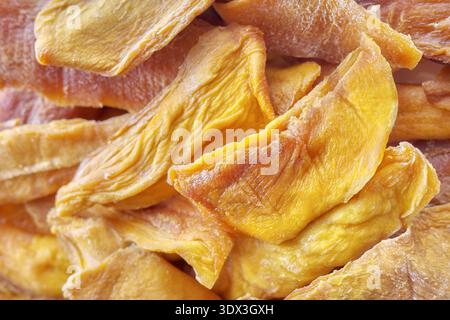 Nahaufnahme von getrockneten Scheiben süßer Mango. Stockfoto