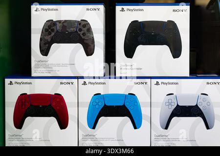 Lemberg, Ukraine - 23. Dezember 2026: Sortiment an Sony PlayStation 5 DualSense Wireless Controller Boxen im Store Stockfoto