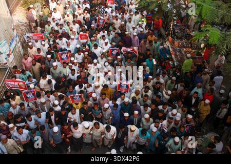 Dhaka, Dhaka, Bangladesch. März 2026. Aktivisten und Unterstützer halten Plakate von Irans oberstem Führer Ayatollah Ali Khamenei während eines Protests gegen die USA und Israel am 1. März 2026 in Dhaka. Ayatollah Ali Khamenei, seit 1989 oberster Führer des Iran und vereidigter Feind des Westens, wurde bei der Eröffnungssalve eines massiven Angriffs der USA und Israels getötet und löste am 1. März eine neue Welle von Raketenangriffen aus Teheran aus. (Kreditbild: © Abu Sufian Jewel/ZUMA Press Wire) NUR REDAKTIONELLE VERWENDUNG! Nicht für kommerzielle ZWECKE! Stockfoto