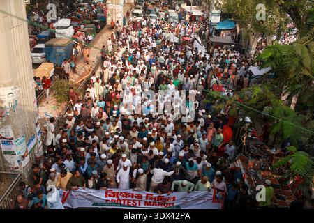 Dhaka, Dhaka, Bangladesch. März 2026. Aktivisten und Unterstützer halten Plakate von Irans oberstem Führer Ayatollah Ali Khamenei während eines Protests gegen die USA und Israel am 1. März 2026 in Dhaka. Ayatollah Ali Khamenei, seit 1989 oberster Führer des Iran und vereidigter Feind des Westens, wurde bei der Eröffnungssalve eines massiven Angriffs der USA und Israels getötet und löste am 1. März eine neue Welle von Raketenangriffen aus Teheran aus. (Kreditbild: © Abu Sufian Jewel/ZUMA Press Wire) NUR REDAKTIONELLE VERWENDUNG! Nicht für kommerzielle ZWECKE! Stockfoto