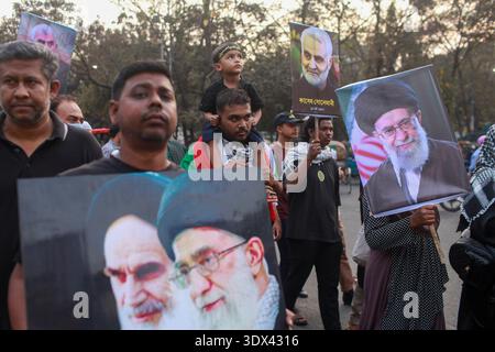Dhaka, Dhaka, Bangladesch. März 2026. Aktivisten und Unterstützer halten Plakate von Irans oberstem Führer Ayatollah Ali Khamenei während eines Protests gegen die USA und Israel am 1. März 2026 in Dhaka. Ayatollah Ali Khamenei, seit 1989 oberster Führer des Iran und vereidigter Feind des Westens, wurde bei der Eröffnungssalve eines massiven Angriffs der USA und Israels getötet und löste am 1. März eine neue Welle von Raketenangriffen aus Teheran aus. (Kreditbild: © Abu Sufian Jewel/ZUMA Press Wire) NUR REDAKTIONELLE VERWENDUNG! Nicht für kommerzielle ZWECKE! Stockfoto
