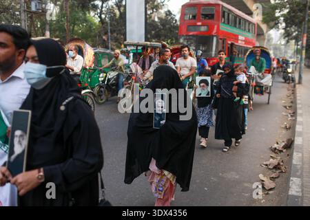 Dhaka, Dhaka, Bangladesch. März 2026. Aktivisten und Unterstützer halten Plakate von Irans oberstem Führer Ayatollah Ali Khamenei während eines Protests gegen die USA und Israel am 1. März 2026 in Dhaka. Ayatollah Ali Khamenei, seit 1989 oberster Führer des Iran und vereidigter Feind des Westens, wurde bei der Eröffnungssalve eines massiven Angriffs der USA und Israels getötet und löste am 1. März eine neue Welle von Raketenangriffen aus Teheran aus. (Kreditbild: © Abu Sufian Jewel/ZUMA Press Wire) NUR REDAKTIONELLE VERWENDUNG! Nicht für kommerzielle ZWECKE! Stockfoto