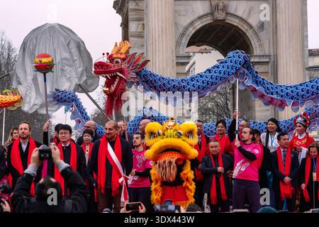 Mailand, Italien. März 2026. Das tägliche Leben und die kulturelle Atmosphäre in der Via Sarpi während der chinesischen Neujahrsfeier. Das Viertel ist für das Frühlingsfest dekoriert, das die Integration und kulturelle Identität der chinesischen Gemeinschaft zeigt. Quelle: Claudio Rancati/Alamy Live News Stockfoto