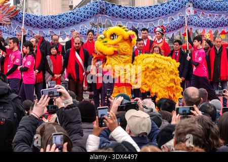 Mailand, Italien. März 2026. Das tägliche Leben und die kulturelle Atmosphäre in der Via Sarpi während der chinesischen Neujahrsfeier. Das Viertel ist für das Frühlingsfest dekoriert, das die Integration und kulturelle Identität der chinesischen Gemeinschaft zeigt. Quelle: Claudio Rancati/Alamy Live News Stockfoto