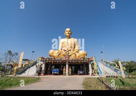 Dok Kham Tai, Phayao, Thailand - 1. März 2026: Wat Anumat Wong, Luang Pu Doo, die beeindruckende goldene Buddha-Statue ist das Herzstück des spirituellen Stockfoto