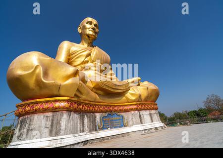 Dok Kham Tai, Phayao, Thailand - 1. März 2026: Wat Anumat Wong, Luang Pu Doo, die imposante goldene Buddha-Statue strahlt Gelassenheit aus, während sie dominiert Stockfoto
