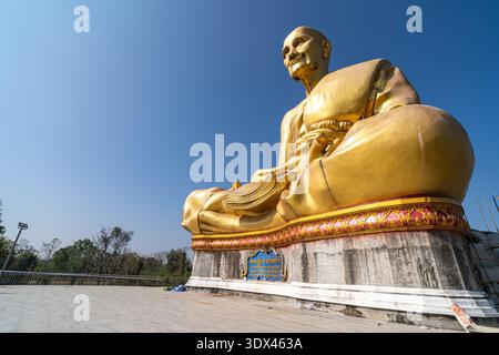 Dok Kham Tai, Phayao, Thailand - 1. März 2026: Wat Anumat Wong, Luang Pu Doo, die beeindruckende goldene Buddha-Statue fesselt die Zuschauer Stockfoto