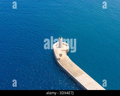Aus der Vogelperspektive auf den Stein Ricasoli East Breakwater, der sich in das tiefblaue Mittelmeer erstreckt, in der Nähe von Kalkara, Malta. Stockfoto