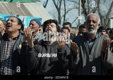 Proteste im Kaschmir-Tal gegen die gemeldete Ermordung des Obersten iranischen Führers Ayatollah Ali Khamenei in einem Streik zwischen den USA und Israel, wobei Demonstranten Anti-US- und Anti-Israel-Parolen verbreiten und Solidarität mit dem iranischen Volk zum Ausdruck bringen. Copyright: XJunaidxBhatx Stockfoto