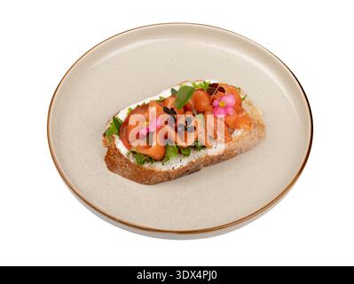 Gesundes Frühstück oder Brunch. Offenes Sandwich mit geschnittenem rotem Fisch (Lachs), Kräutern und Salatblättern auf Brot mit Frischkäse. Weißer Hintergrund. Stockfoto
