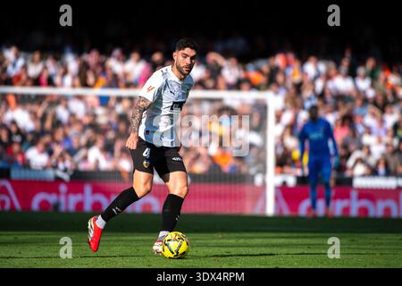 VALENCIA, SPANIEN. 1. März 2026. Mouctar Diakhaby von Valencia CF läuft mit dem Ball während der LaLiga EA Sports, dem Spiel zwischen VALENCIA CF und OSASUNA im Mestalla Stadium. (Quelle: Leopold Soglo/Alamy Live News) Stockfoto