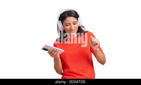 Frau, die mit Kopfhörern tanzt und ihr Smartphone hält und Musik hört Stockfoto