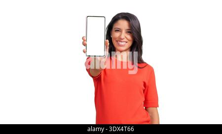 Lächelnde Frau, die ein Smartphone mit weißem Bildschirm hält Stockfoto