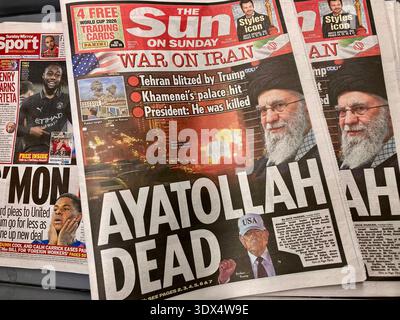 Britische Zeitungen berichten, dass Ali Khamenei bei einem schweren Angriff getötet wurde Stockfoto