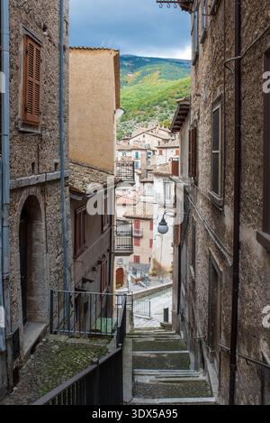 Perspektivischer Blick auf eine schmale Steintreppe im historischen Herzen von Scanno. Das Bild zeigt rustikale Mauerwerk-Architektur, traditionelle i Stockfoto