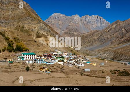 Das Dorf Mud liegt eingebettet im Pin Valley, mit den zerklüfteten Gipfeln des Spiti Valley, majestätisch in der Ferne. Stockfoto