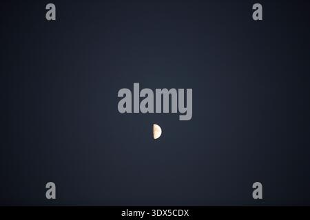 Der Mond ist am Himmel, und es ist das einzige, was sichtbar ist. Der Himmel ist dunkel und der Mond ist die einzige Lichtquelle Faial Azoren Portugal Stockfoto