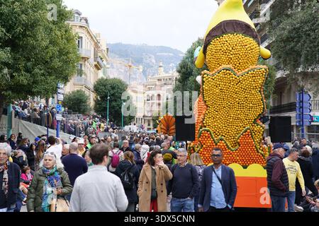 Riesige Bananenflotte aus Orangen und Zitronen überragt die aufgeregte Menge während der berühmten Fête du Citron Parade in Menton, Frankreich Stockfoto