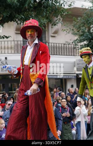 Großer Stelzenläufer in dramatischem rotem Kostüm und Hut unterhält die Menge während der farbenfrohen Fête du Citron Parade von Menton. Menton, Frankreich Stockfoto