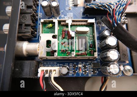 Elektronisches Modul, das auf einer Hauptplatine montiert ist Stockfoto