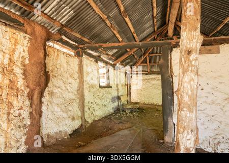 Verlassene alte Baumstamm- und Lehmmauerresidenz in der Drysdale River-Gegend von Kimberleys in Western Australia Stockfoto