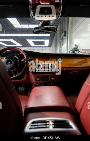 Rollt das Cockpit des Royce Phantom von den Rücksitzen, dem Armaturenbrett aus Holz und Chrom Stockfoto