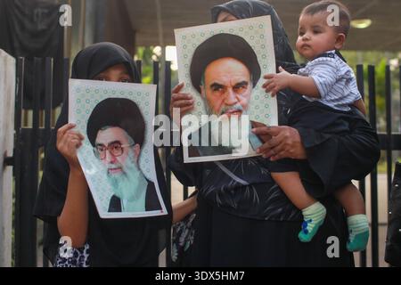 Dhaka, Bangladesch. März 2026. Aktivisten und Unterstützer halten Plakate von Irans oberstem Führer Ayatollah Ali Khamenei während eines Protests gegen die USA und Israel. Ayatollah Ali Khamenei, seit 1989 der oberste Führer des Iran und vereidigter Feind des Westens, wurde bei der Eröffnungssalve eines massiven Angriffs der USA und Israels getötet, was eine neue Welle von Raketenangriffen aus Teheran auslöste. (Kreditbild: © Abu Sufian Jewel/ZUMA Press Wire) NUR REDAKTIONELLE VERWENDUNG! Nicht für kommerzielle ZWECKE! Stockfoto