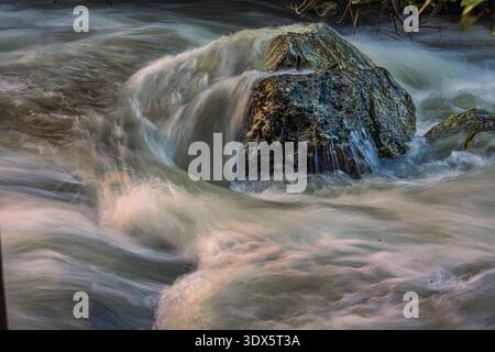 Ein rauschender Gebirgsbach fließt über Felsen mit seidenem Wasser, lange Exposition. Naturschutzgebiet Schlucht San Venanzio, Raiano, Abruzzen, Italien, Europa. Stockfoto