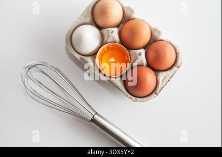Bauerneier in Öko-Karton, ein Ei mit hellem natürlichem Eigelb. Stockfoto