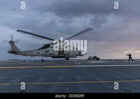 Ein MH-60R Sea Hawk Helikopter, der an der Maritime Strike Squadron 70 befestigt ist, startet vom Flugdeck des weltweit größten Flugzeugträgers, USS Gerald R. Ford (CVN 78), während er die Operation Epic Fury am 28. Februar 2026 unterstützt. (Foto US Navy) Stockfoto