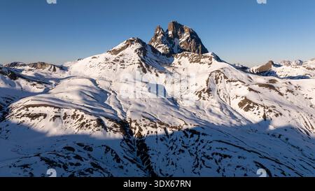 Nahaufnahme des PIC du Midi d Ossau im Winterschnee Stockfoto