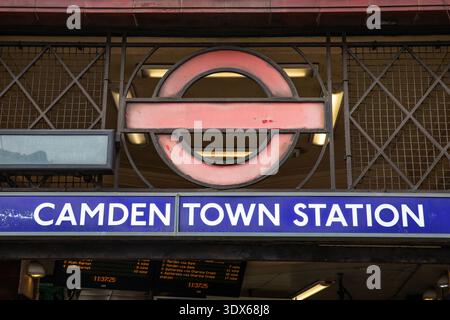 London, Großbritannien - 23. Februar 2026: Außenansicht der U-Bahnstation Camden Town in London, Großbritannien. Stockfoto