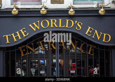 London, UK - 23. Februar 2026: Außenansicht des World's End Pubs in Camden London, UK. Stockfoto