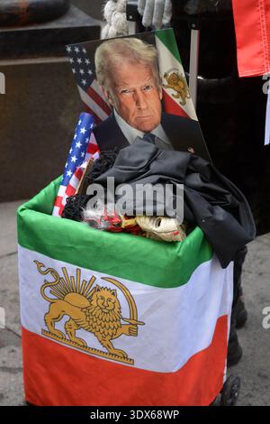 New York, New York, USA, 1. März 2026. Menschen, die die Attentate feiern, die zur Ermordung des Obersten iranischen Führers Ayatollah Ali Khamenei in Midtown Manhattan führten. Foto von Christopher Penler. Stockfoto