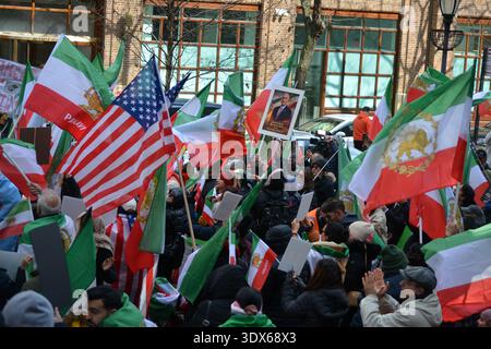 New York, New York, USA, 1. März 2026. Menschen, die die Attentate feiern, die zur Ermordung des Obersten iranischen Führers Ayatollah Ali Khamenei in Midtown Manhattan führten. Foto von Christopher Penler. Stockfoto