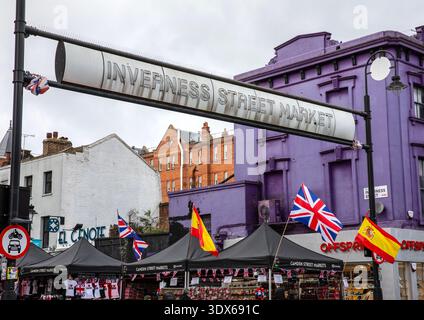 London, UK - 23. Februar 2026: Inverness Street Market in Camden, London, UK. Stockfoto