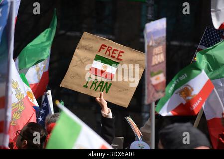 New York, New York, USA, 1. März 2026. Menschen, die die Attentate feiern, die zur Ermordung des Obersten iranischen Führers Ayatollah Ali Khamenei in Midtown Manhattan führten. Foto von Christopher Penler. Stockfoto