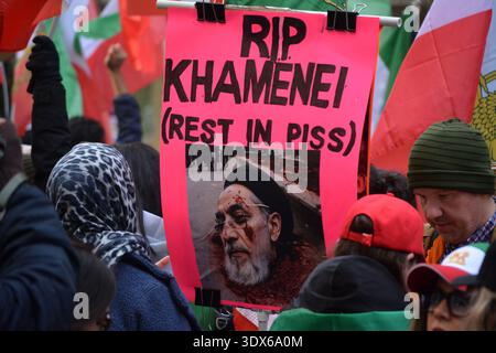 New York, New York, USA, 1. März 2026. Menschen, die die Attentate feiern, die zur Ermordung des Obersten iranischen Führers Ayatollah Ali Khamenei in Midtown Manhattan führten. Foto von Christopher Penler. Stockfoto